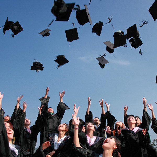 Celebra la Graduación con el mejor sombrero de graduado de La bolsera 