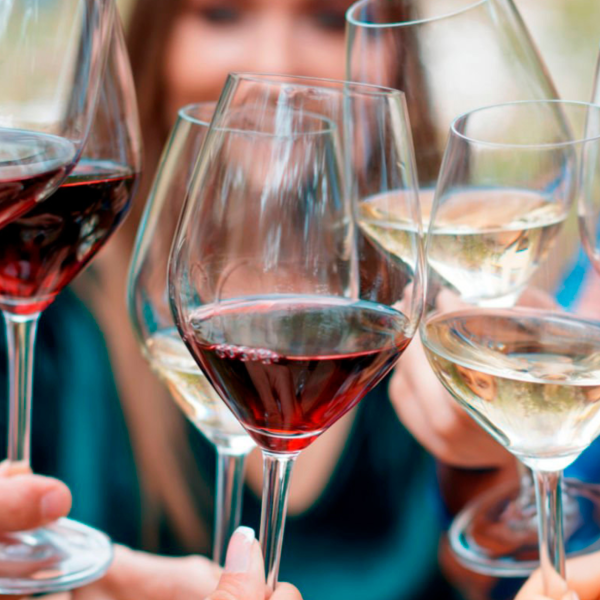 Vasos y platos de Tritán vs cristal: diferencias, ventajas y cuál elegir