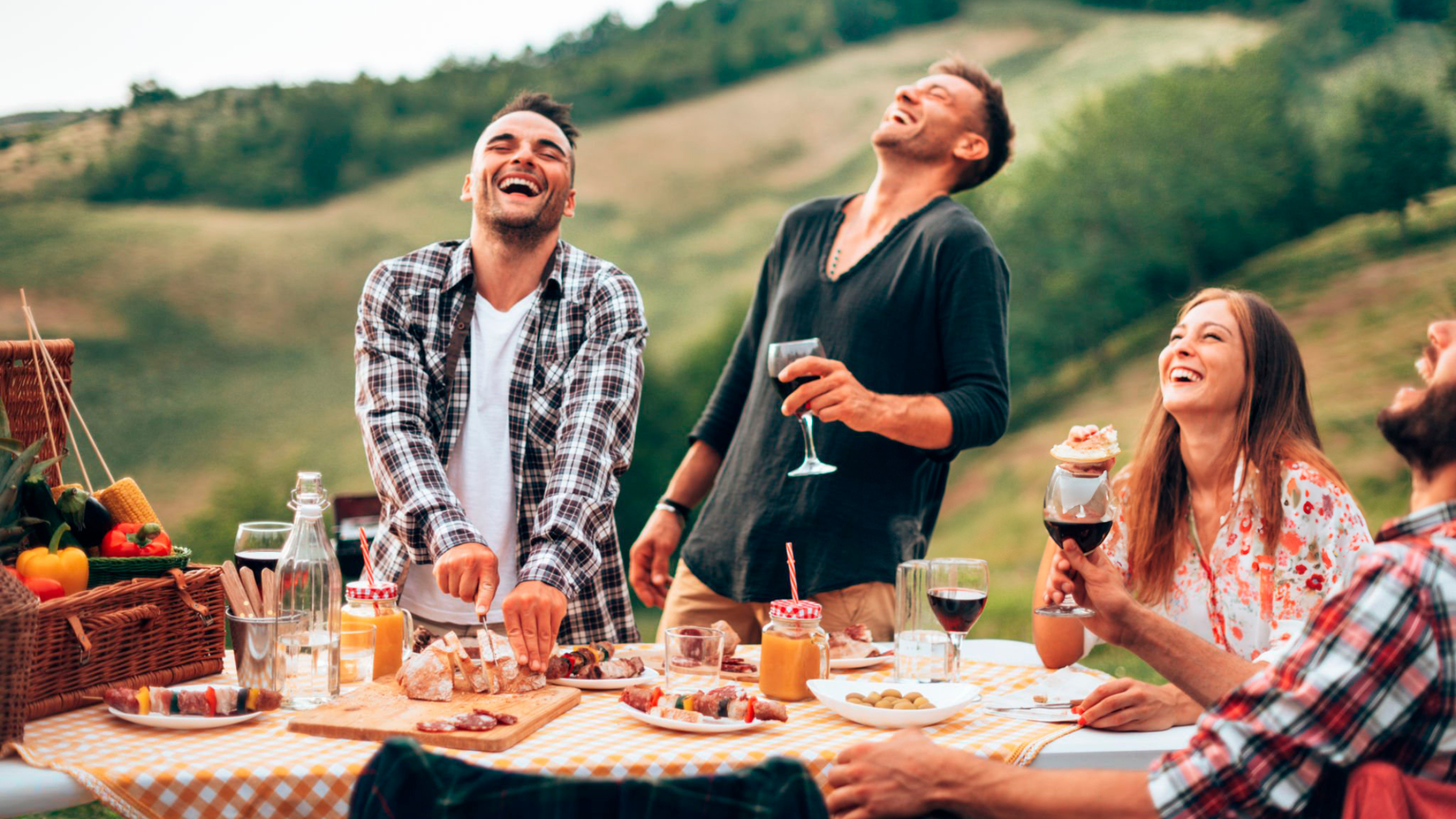 ¡El verano sabe mejor con La bolsera!  Todo lo que necesitas para un picnic perfecto